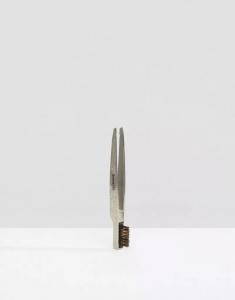 Преимущество – Пинцет с щеточкой для бровей Benefit