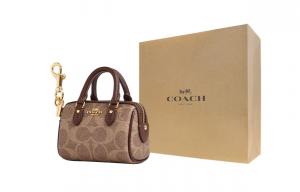 COACH Сумка-шарм мини из лакированного холста и гладкой кожи для женщин, цвет Gold & Tan