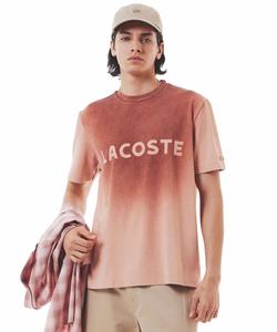 Футболка с градиентным трафаретом и логотипом бренда.