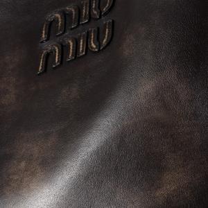 Кожаная сумка через плечо MIU MIU песочного и кофейного цвета