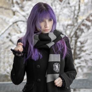 Среда — шарф Академии Nevermore