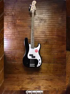 Squier SQUIRE SONIC P BASS LRL WPG ЧЕРНЫЙ