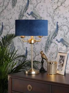 Настольная лампа Sorrento с 3 рожками Laura Ashley, Velvet Blue/Antique Brass