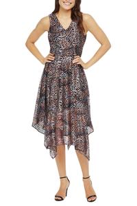 Асимметричное платье миди без рукавов с V-образным вырезом черного цвета Kensie