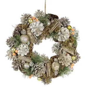 И.ГЕ.А. Искусственный венок "Натуральный венок из шишек", с елочными шарами, еловыми шишками, ягодами, Рождественский венок, Адвент-украшение I.Ge.A., золотой
