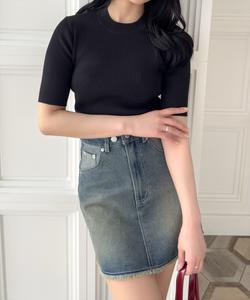 Вязаный топ с короткими рукавами и высоким воротником