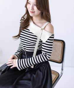 Вязаный топ в полоску с воротником-стойкой и одним открытым плечом <<Новинка>>