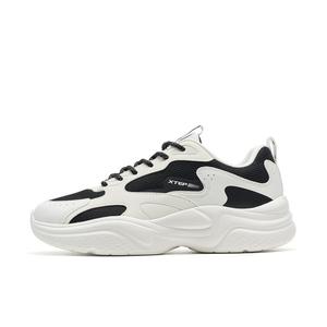 XTEP Легкие и износостойкие низкие повседневные туфли женские Sail белого/черного цвета