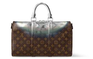 Keepall Bandouliere 35 Metallic Nebula из лакированного полотна LOUIS VUITTON