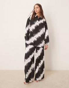 Широкие брюки ASOS DESIGN с плиссировкой и монохромным принтом