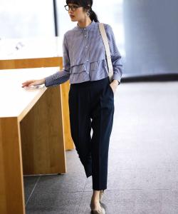 Красивый силуэт, эластичные и немнущиеся: зауженные брюки из ткани Oshacloth Suite, цвет [Web Limited] Navy 9 [975]