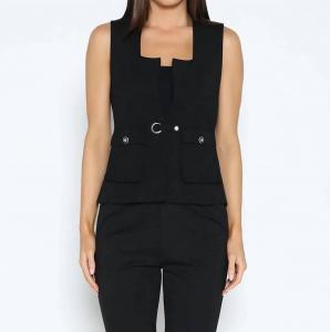 Жилет с квадратным вырезом и накладными карманами в черном цвете Gracia
