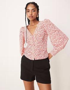 Гламурная блузка с V-образным вырезом и пуговицами спереди в бело-красном принте Glamorous