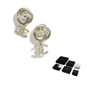 CHANEL Золотые металлические серьги для женщин Gold