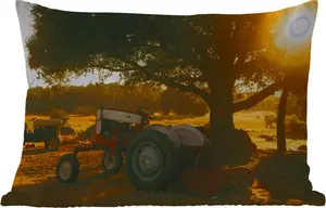 Подушка для улицы - Трактор - Солнце - Дерево - Пейзаж - 60 x 40 см - Устойчива к погодным условиям - Подушка для отдыха - Декоративная подушка - Подушка для дома MuchoWow