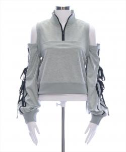 флисовая толстовка с открытыми плечами и рукавами, украшенными лентой.