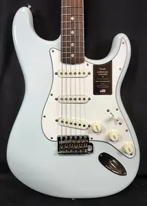 Fender American Vintage II 1965 Stratocaster, гриф из ладов круглый-ламель палисандр, Sonic Blue, с твердым чехлом 2025