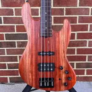 Sadowsky 2024, №4 из 135, MetroLine 21 ладов, стандартная 4-струнная модель, верх из падука, корпус из окоуме, гриф из жареного кленового дерева с тигровой текстурой, дека грифа из розового дерева Мадагаскара, сумка для гитары Sadowsky