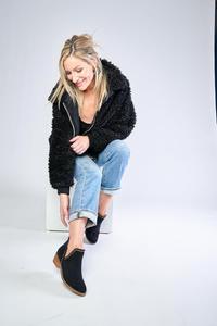 Ботильоны Corkys Footwear Bluffin, стильные ботильоны с мягкой стелькой для ношения в течение всего дня, полной молнией сзади для легкого надевания и снятия, и строчкой по верхней части для придания характера, Grey Faux Suede