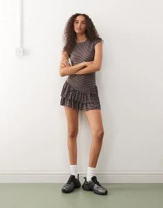 Мини-платье COLLUSION с рюшами в коричневых полосках в стиле гранж