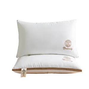 THREE CARRIAGE Синтетическая подушка