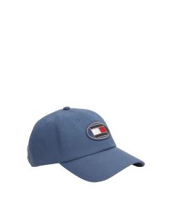 Кепка с нашивкой в виде флага и 6 панелями.