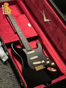 Fender Custom Shop Эксклюзивная американская кастом N.O.S. в черном цвете с золотой фурнитурой 18036