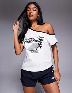 Футболка Weekend Collective Coord с открытыми плечами, контрастной отделкой темно-синего цвета и принтом бегуна кремового цвета