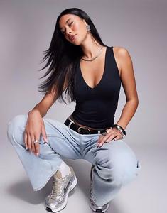 Полиамидный облегающий топ ASOS DESIGN с глубоким вырезом черного цвета