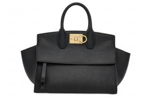 Средняя женская сумка из коровьей кожи FERRAGAMO Studio черного цвета