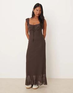 Коричневое платье миди ASOS DESIGN Petite с оборкой спереди и бретельками
