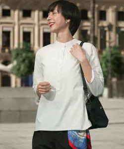 Быстросохнущая рубашка-пуловер SOLOTEX с одним логотипом, длинными рукавами и без воротника.