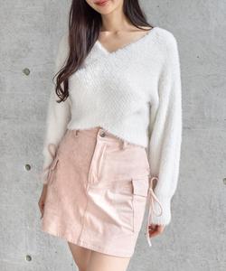 Вязаный топ с крестообразным узором и перьями