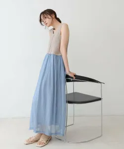 Платье-комбинация из вязаного крючком материала.