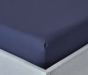 Простыня на резинке HOMESCAPES темно-синего цвета, плотность 200 нитей, 100 х 200 см Homescapes
