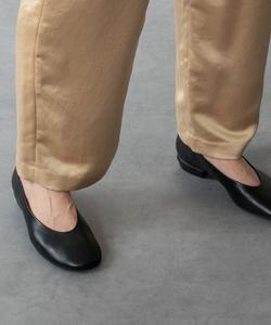 Туфли на низком каблуке с косым носком Angel Alarcon, цвет Bl