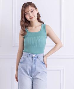 Топ-майка из трикотажа в рубчик, тянущийся в двух направлениях (спереди и сзади).