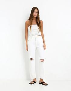 Джинсы Mom Pull&Bear с рваными краями белого цвета