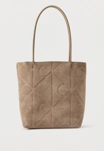 Сумка Calvin Klein EMBLEM SMALL TOTE, Desert Taupe/Taupe