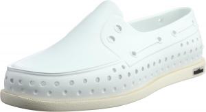 Кроссовки Native Shoes Howard Sugarlite для мужчин и женщин - с вырезами и круглым носком, стиль слип-он, белый