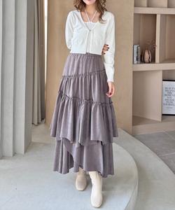 Длинная многоярусная юбка с однотонным и случайным узором