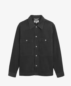 Вельветовая рубашка-куртка с большим карманом и вышитым логотипом в одной точке.