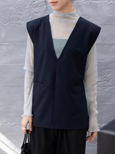 топы с V-образным вырезом жилеты