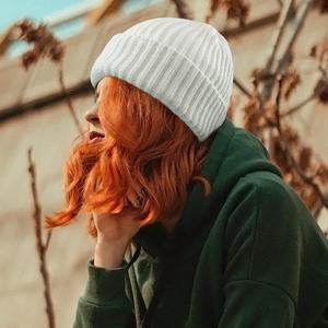 Вязаная шапка-бини с отворотом в рубчик FASHNZFAB, белый