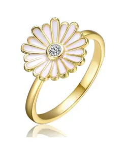 Кольцо Ra для молодых людей/подростков с покрытием из 14-каратного желтого золота, кубическим цирконием и белой эмалью в виде цветка маргаритки Rachel Glauber, white