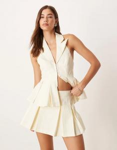 Мини-юбка-шорты ASOS LUXE в тонкую полоску цвета сливочного масла, приталенная