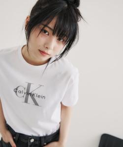 (W) Классическая футболка Calvin Klein с монологом и круглым вырезом. Джинсы Calvin Klein 47B864G