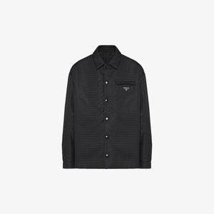 Утепленная куртка re-nylon из переработанного полиамида с фирменной бляшкой Prada, черный