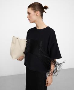 Вязаный трикотаж с коротким рукавом и отделкой из рафии