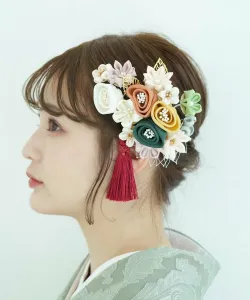 Набор из трех предметов: гребень и U-образная заколка для волос, букет роз в обертке «Цумами» и аксессуар для волос с кисточкой Utatane, цвет Orange